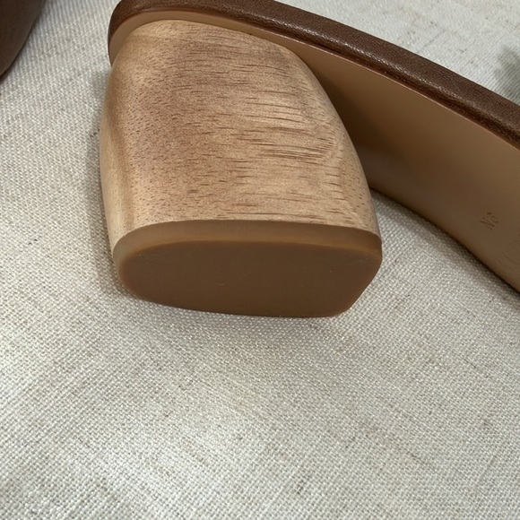 New and never worn Vaneli sandals - Picture 4 of 6